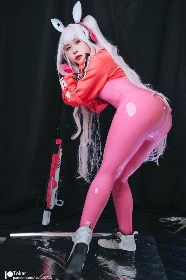 林妃媛   Tokar浵卡-二次元爱丽丝Cosplay-未来感粉色紧身漆皮连体衣-游戏战姬角色扮演写真第1张图片