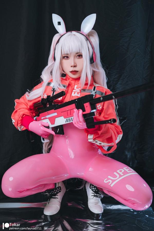 林妃媛   Tokar浵卡-二次元爱丽丝Cosplay-未来感粉色紧身漆皮连体衣-游戏战姬角色扮演写真第4张图片