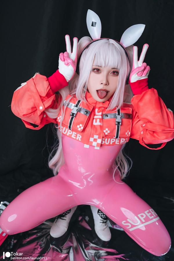 林妃媛   Tokar浵卡-二次元爱丽丝Cosplay-未来感粉色紧身漆皮连体衣-游戏战姬角色扮演写真第5张图片
