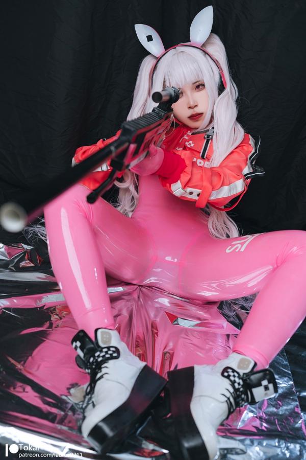 林妃媛   Tokar浵卡-二次元爱丽丝Cosplay-未来感粉色紧身漆皮连体衣-游戏战姬角色扮演写真第12张图片