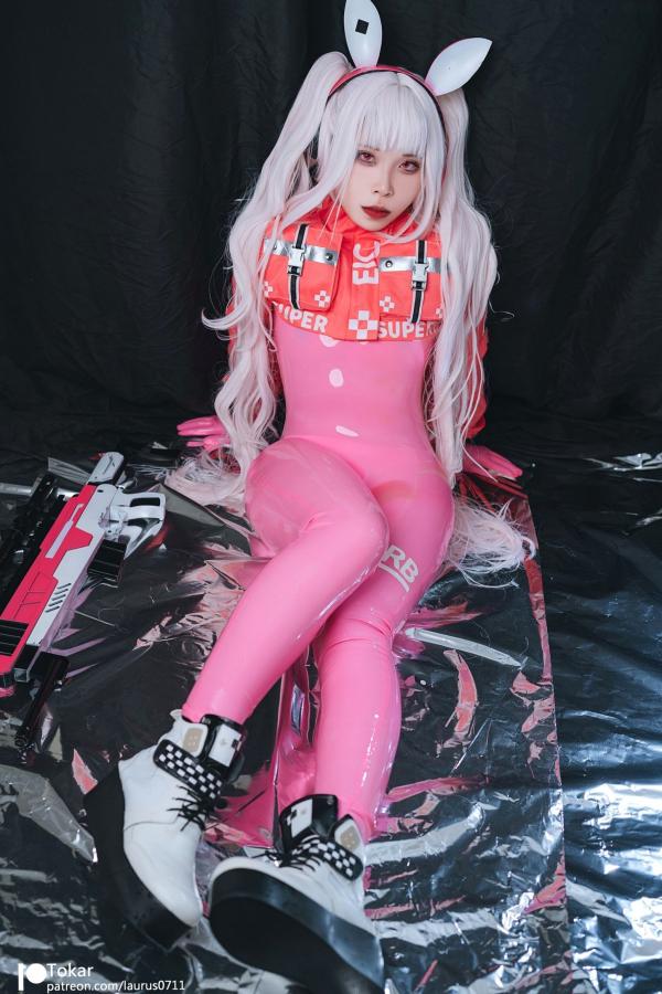 林妃媛   Tokar浵卡-二次元爱丽丝Cosplay-未来感粉色紧身漆皮连体衣-游戏战姬角色扮演写真第13张图片