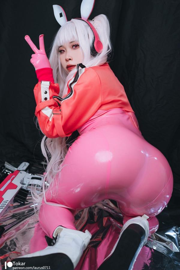 林妃媛   Tokar浵卡-二次元爱丽丝Cosplay-未来感粉色紧身漆皮连体衣-游戏战姬角色扮演写真第15张图片