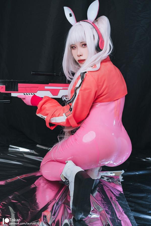 林妃媛   Tokar浵卡-二次元爱丽丝Cosplay-未来感粉色紧身漆皮连体衣-游戏战姬角色扮演写真第19张图片