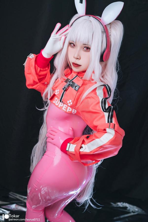 林妃媛   Tokar浵卡-二次元爱丽丝Cosplay-未来感粉色紧身漆皮连体衣-游戏战姬角色扮演写真第22张图片