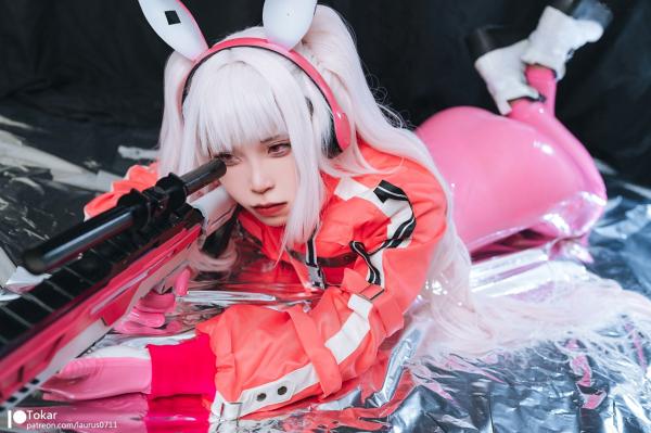 林妃媛   Tokar浵卡-二次元爱丽丝Cosplay-未来感粉色紧身漆皮连体衣-游戏战姬角色扮演写真第23张图片