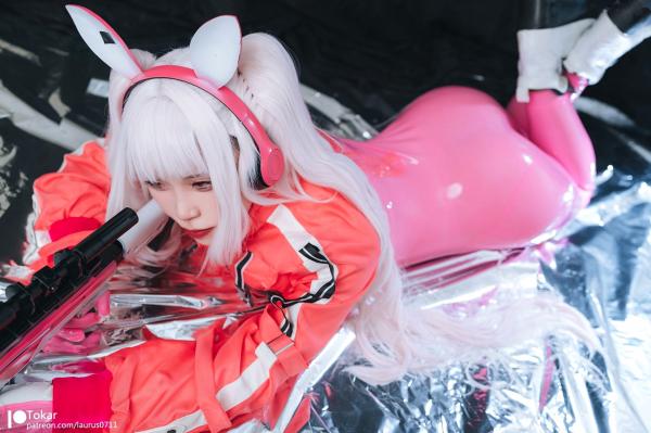 林妃媛   Tokar浵卡-二次元爱丽丝Cosplay-未来感粉色紧身漆皮连体衣-游戏战姬角色扮演写真第24张图片