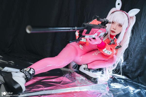 林妃媛   Tokar浵卡-二次元爱丽丝Cosplay-未来感粉色紧身漆皮连体衣-游戏战姬角色扮演写真第27张图片