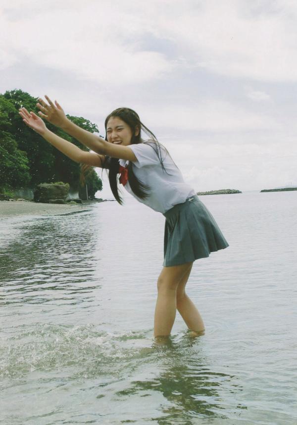 沖田彩花 冲田彩花  PB写真集_沖田彩花《十五的夏》清纯校服与海边沙滩比基尼泳装魅力诱惑[99P]第12张图片