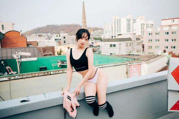 车玉璐   韩国美女-斑比-Bambi-밤비-运动风户外写真与蓝色蕾丝吊带袜私房诱惑第24张图片