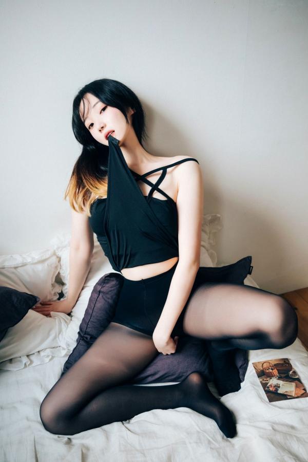车玉璐   韩国美女-斑比-Bambi-밤비-运动风户外写真与蓝色蕾丝吊带袜私房诱惑第57张图片