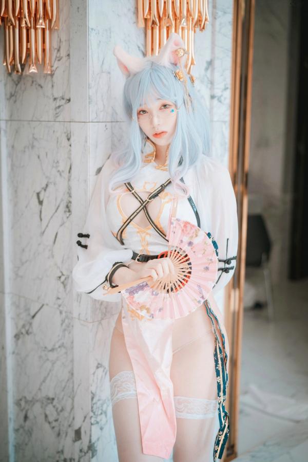 车玉璐   韩国美女斑比Bambi私房写真：改良旗袍猫耳少女，二次元清纯与性感并存，室内高清诱惑大尺度美照第4张图片