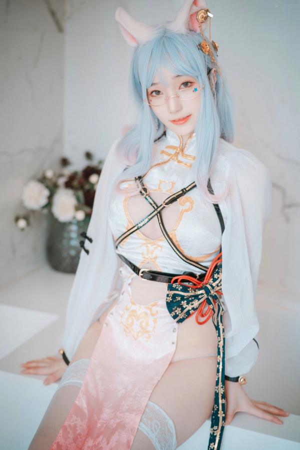 车玉璐   韩国美女斑比Bambi私房写真：改良旗袍猫耳少女，二次元清纯与性感并存，室内高清诱惑大尺度美照第6张图片