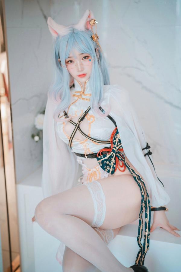 车玉璐   韩国美女斑比Bambi私房写真：改良旗袍猫耳少女，二次元清纯与性感并存，室内高清诱惑大尺度美照第7张图片