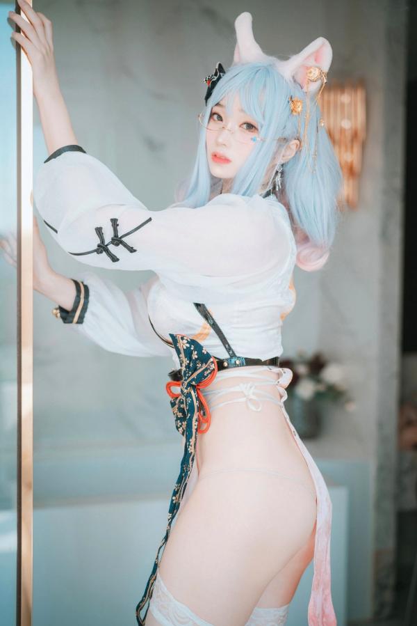 车玉璐   韩国美女斑比Bambi私房写真：改良旗袍猫耳少女，二次元清纯与性感并存，室内高清诱惑大尺度美照第10张图片