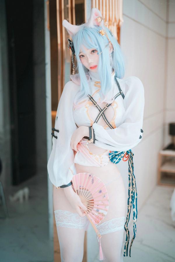 车玉璐   韩国美女斑比Bambi私房写真：改良旗袍猫耳少女，二次元清纯与性感并存，室内高清诱惑大尺度美照第14张图片