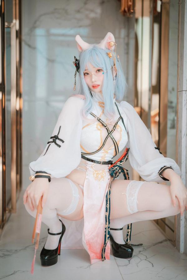 车玉璐   韩国美女斑比Bambi私房写真：改良旗袍猫耳少女，二次元清纯与性感并存，室内高清诱惑大尺度美照第29张图片