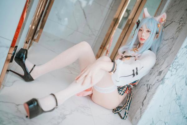车玉璐   韩国美女斑比Bambi私房写真：改良旗袍猫耳少女，二次元清纯与性感并存，室内高清诱惑大尺度美照第35张图片