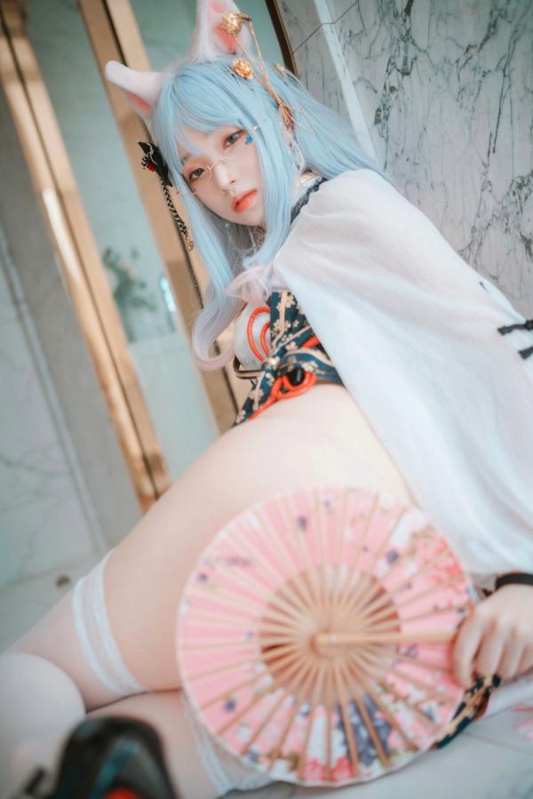 车玉璐   韩国美女斑比Bambi私房写真：改良旗袍猫耳少女，二次元清纯与性感并存，室内高清诱惑大尺度美照第38张图片