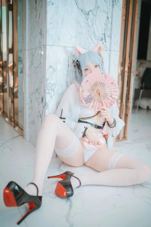 车玉璐   韩国美女斑比Bambi私房写真：改良旗袍猫耳少女，二次元清纯与性感并存，室内高清诱惑大尺度美照第43张图片