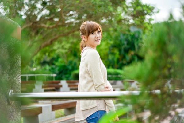 李思嫺 李思娴  台湾正妹李思嫺士林官邸外拍写真，甜美校服与清新便装切换，展现邻家女神的治愈系纯净气质第1张图片