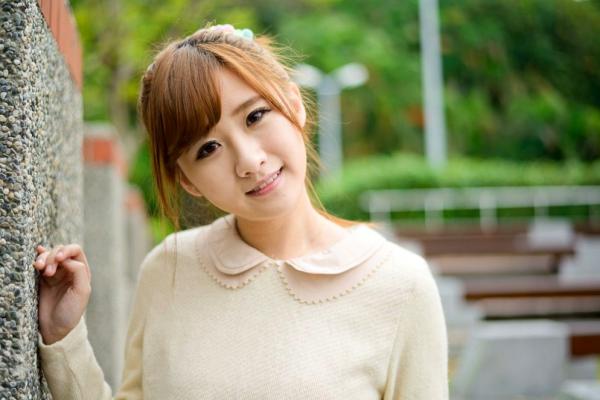 李思嫺 李思娴  台湾正妹李思嫺士林官邸外拍写真，甜美校服与清新便装切换，展现邻家女神的治愈系纯净气质第2张图片