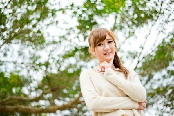 李思嫺 李思娴  台湾正妹李思嫺士林官邸外拍写真，甜美校服与清新便装切换，展现邻家女神的治愈系纯净气质第3张图片
