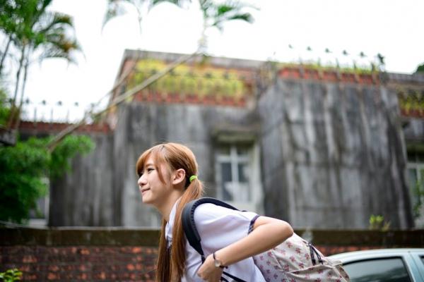 李思嫺 李思娴  台湾正妹李思嫺士林官邸外拍写真，甜美校服与清新便装切换，展现邻家女神的治愈系纯净气质第32张图片