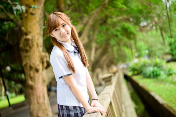 李思嫺 李思娴  台湾正妹李思嫺士林官邸外拍写真，甜美校服与清新便装切换，展现邻家女神的治愈系纯净气质第37张图片