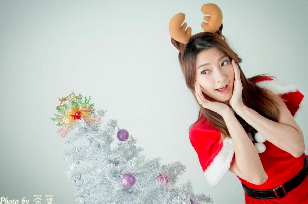 李思嫺 李思娴  台湾正妹李思娴圣诞萌妹写真，红白诱惑圣诞装与驯鹿Cosplay，清纯可爱治愈系唯美风格，节日氛围感女神套图第4张图片
