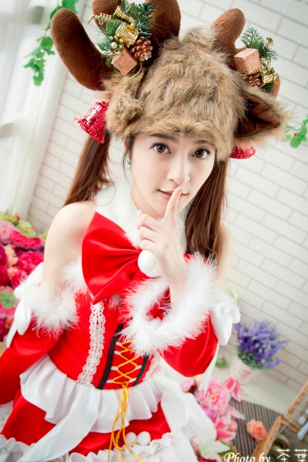 李思嫺 李思娴  台湾正妹李思娴圣诞萌妹写真，红白诱惑圣诞装与驯鹿Cosplay，清纯可爱治愈系唯美风格，节日氛围感女神套图第19张图片