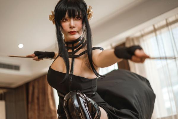 夏小秋秋秋 夏小秋  夏小秋秋秋-091-间谍过家家约尔·福杰Cosplay，冷艳杀手礼服私房写真，无圣光大尺度演绎第29张图片