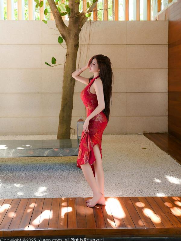 周妍希 奶瓶土肥圆  秀人网9837期：周妍希红色旗袍爆乳诱惑，演绎丝袜美腿与大尺度时尚视觉盛宴第43张图片