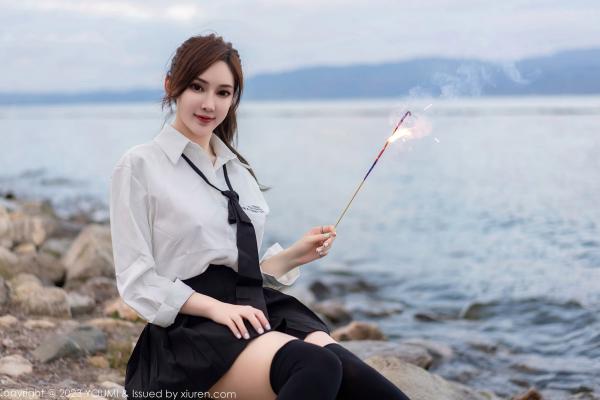Carol周妍希X 周妍希  YouMi尤蜜荟-903-周妍希：大理旅拍性感白衬衫黑短裙，制服诱惑与绝美背影勾勒极致曲线，无圣光大尺度私房写真第11张图片