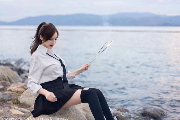 Carol周妍希X 周妍希  YouMi尤蜜荟-903-周妍希：大理旅拍性感白衬衫黑短裙，制服诱惑与绝美背影勾勒极致曲线，无圣光大尺度私房写真第13张图片