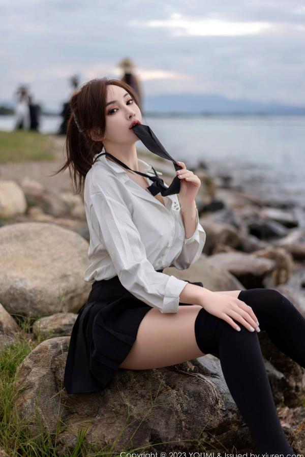 Carol周妍希X 周妍希  YouMi尤蜜荟-903-周妍希：大理旅拍性感白衬衫黑短裙，制服诱惑与绝美背影勾勒极致曲线，无圣光大尺度私房写真第16张图片