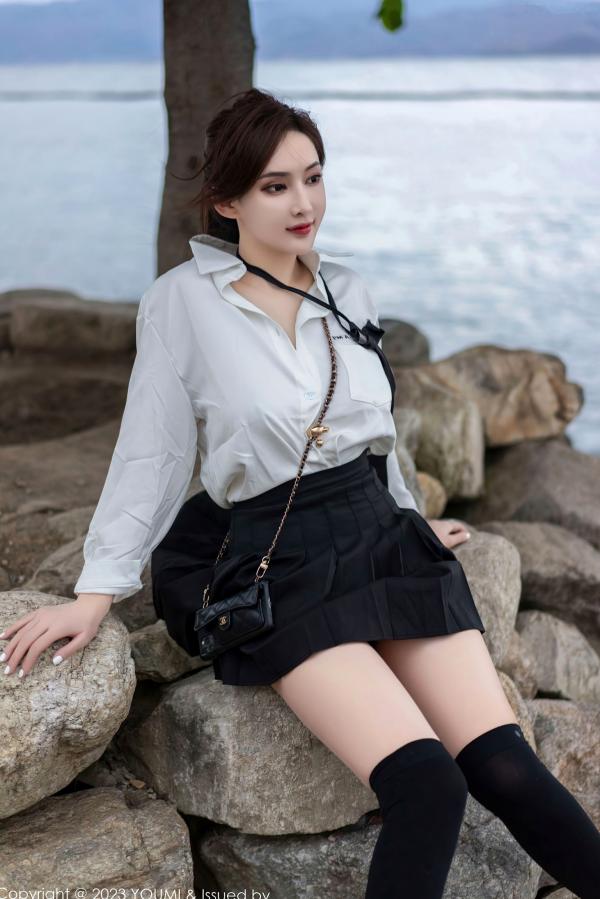 Carol周妍希X 周妍希  YouMi尤蜜荟-903-周妍希：大理旅拍性感白衬衫黑短裙，制服诱惑与绝美背影勾勒极致曲线，无圣光大尺度私房写真第37张图片