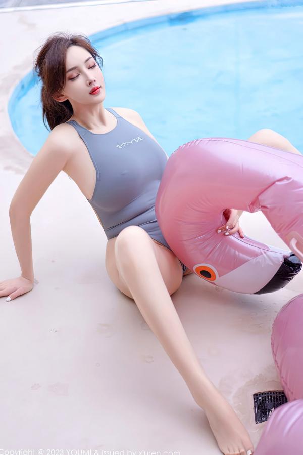 Carol周妍希X 周妍希  YouMi尤蜜荟：周妍希大理旅拍，蓝灰高叉连体泳装，绝美身材曲线尽显极致诱惑 (2023.02.10)第22张图片