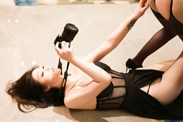 Carol周妍希X 周妍希  YouMi尤蜜荟-894-周妍希-三亚室内私房写真，黑色蕾丝薄纱内衣搭配黑丝吊带袜，尽显性感诱惑与极致身材，无圣光大尺度唯美视觉盛宴第27张图片