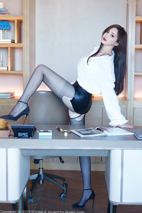 Carol周妍希X 周妍希  YouMi尤蜜荟890期：周妍希私房写真，黑丝高跟美腿诱惑，尽显曼妙身姿与极致性感氛围，无圣光高清大尺度呈现第2张图片