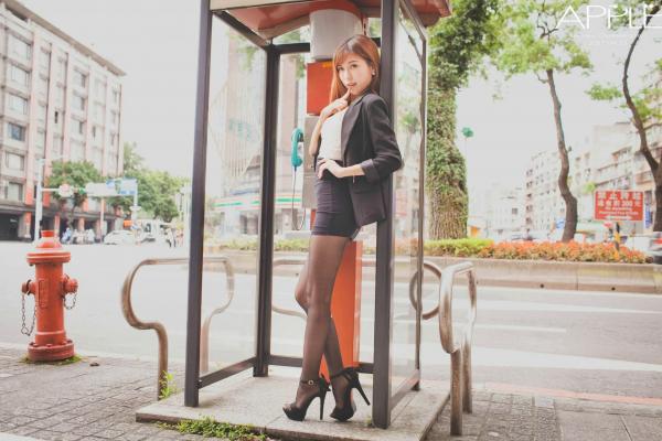 张闵净 小净  台湾正妹张闵净：OL职场制服诱惑，精致黑丝写真街拍第40张图片