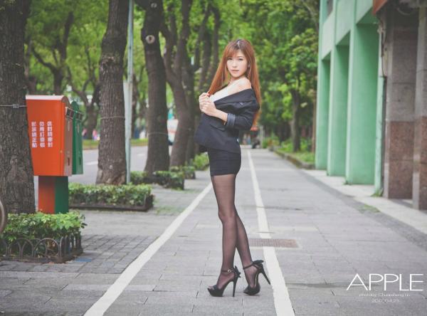 张闵净 小净  台湾正妹张闵净：OL职场制服诱惑，精致黑丝写真街拍第44张图片