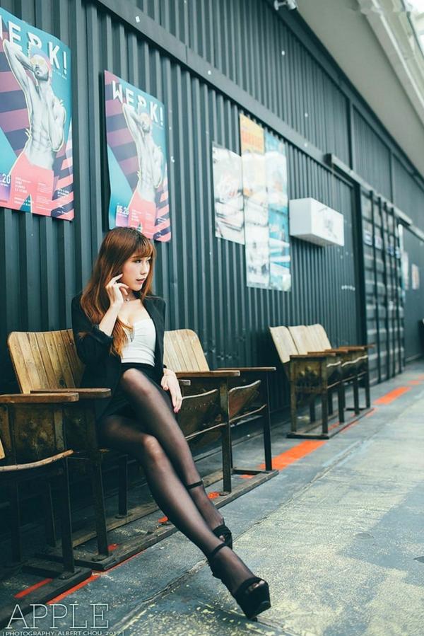 张闵净 小净  台湾正妹张闵净：OL职场制服诱惑，精致黑丝写真街拍第50张图片
