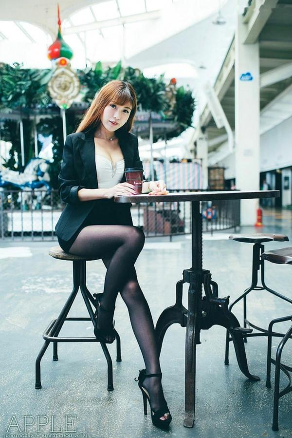 张闵净 小净  台湾正妹张闵净：OL职场制服诱惑，精致黑丝写真街拍第51张图片