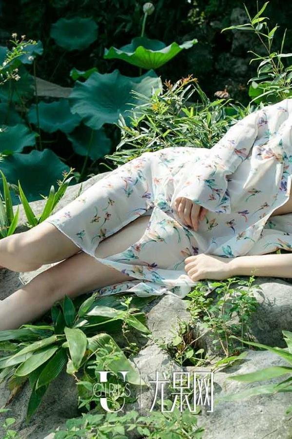苏小曼  苏小曼醉卧花底 躺在绿丛勾人心魄第28张图片