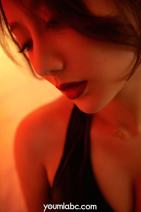 苏小曼   YouMi尤蜜-苏小曼-黑色皮衣绳艺写真，昏黄暧昧灯光下的极致性感诱惑私房大片第2张图片