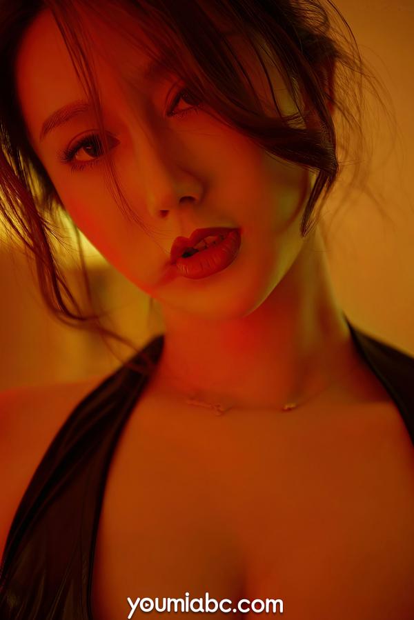 苏小曼   YouMi尤蜜-苏小曼-黑色皮衣绳艺写真，昏黄暧昧灯光下的极致性感诱惑私房大片第8张图片