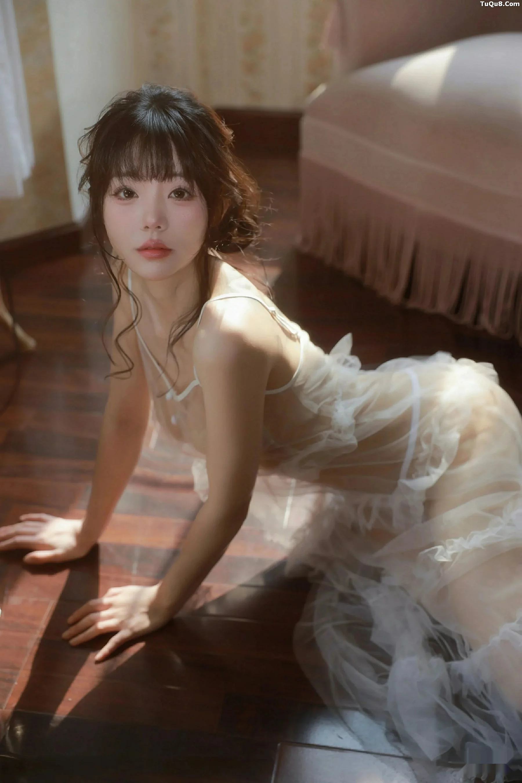 佘贝拉  [XiuRen]高清写真图 2025.09.24 No.10799 佘贝拉Bella 连衣短裙第1张图片