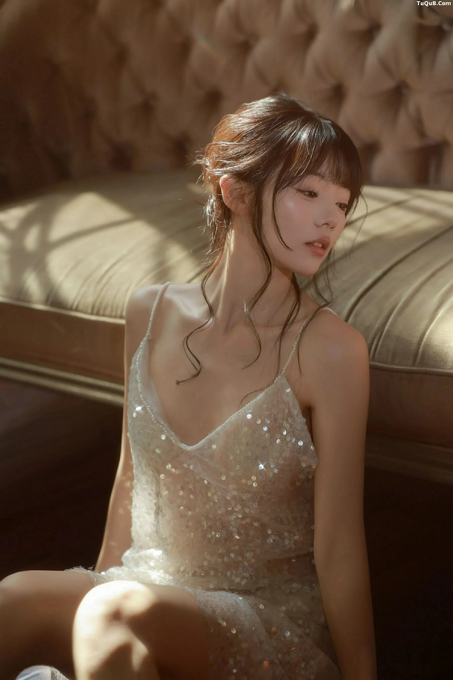 佘贝拉  [XiuRen]高清写真图 2025.09.24 No.10799 佘贝拉Bella 连衣短裙第14张图片