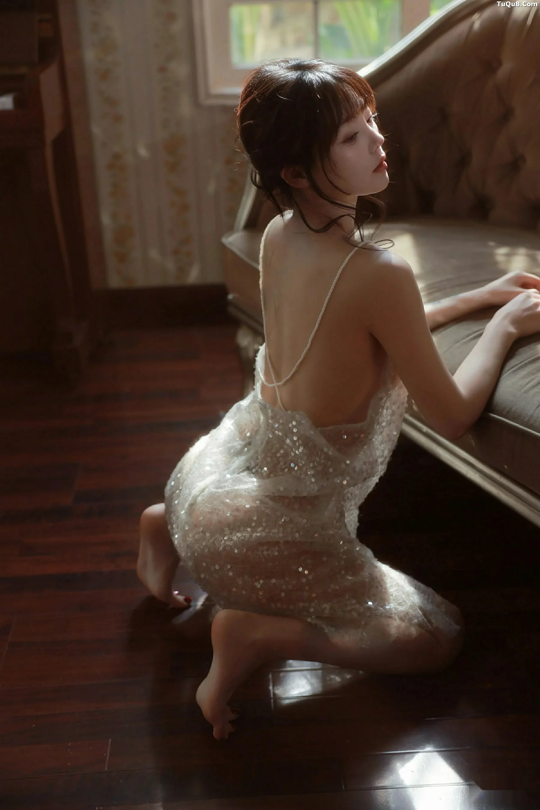 佘贝拉  [XiuRen]高清写真图 2025.09.24 No.10799 佘贝拉Bella 连衣短裙第19张图片
