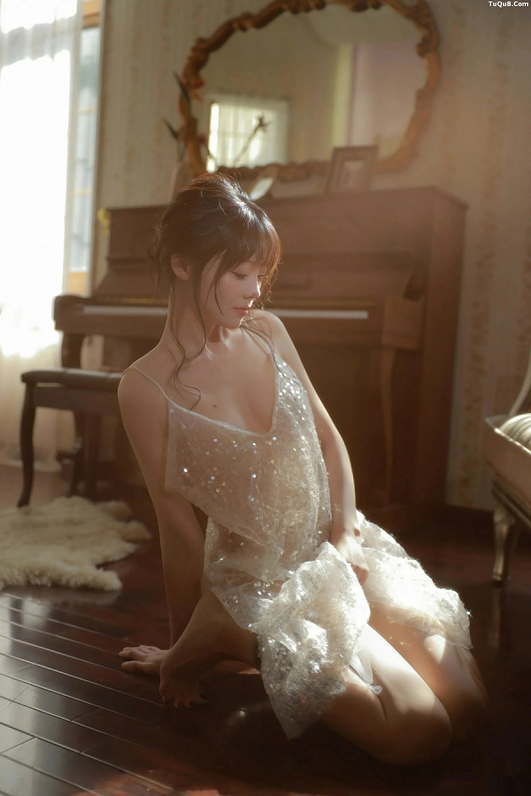 佘贝拉  [XiuRen]高清写真图 2025.09.24 No.10799 佘贝拉Bella 连衣短裙第27张图片